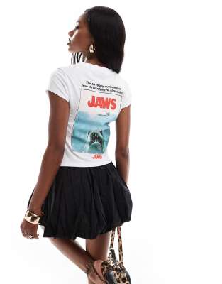 ASOS DESIGN - Knapp geschnittenes T-Shirt in Weiß mit Ausbrennermuster und lizenziertem „Jaws"-Print auf dem Rücken