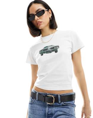 ASOS DESIGN - Knapp geschnittenes T-Shirt in Weiß mit Auto-Vintage-Grafikprint