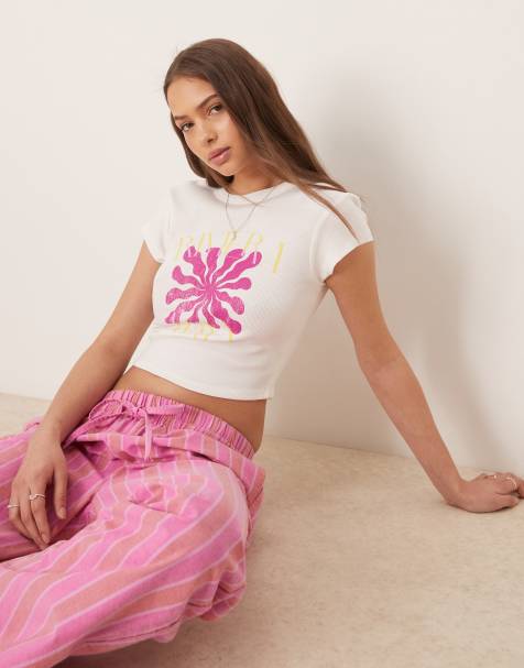 ASOS DESIGN – Knapp geschnittenes T-Shirt in Weiß mit Blumen-Grafik in Lila - view 1
