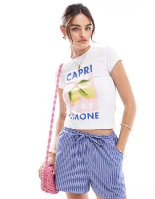 ASOS DESIGN - Knapp geschnittenes T-Shirt in Weiß mit „Capri"- und „Limone"-Print