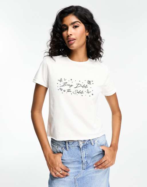 ASOS DESIGN – Knapp geschnittenes T-Shirt in Weiß mit „Delulu“-Grafikprint
