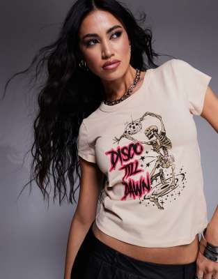 ASOS DESIGN - Knapp geschnittenes T-Shirt in Weiß mit „Disco Till Dawn Print"