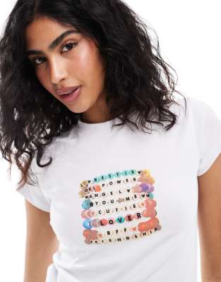 ASOS DESIGN - Knapp geschnittenes T-Shirt in Weiß mit Freundschaftsarmband-Print