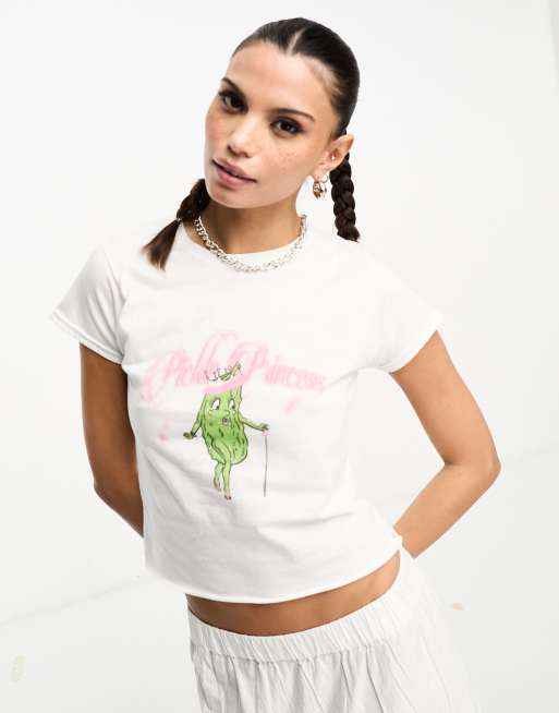 ASOS DESIGN – Knapp geschnittenes T-Shirt in Weiß mit Gewürzgurken-Prinzessin-Grafikprint