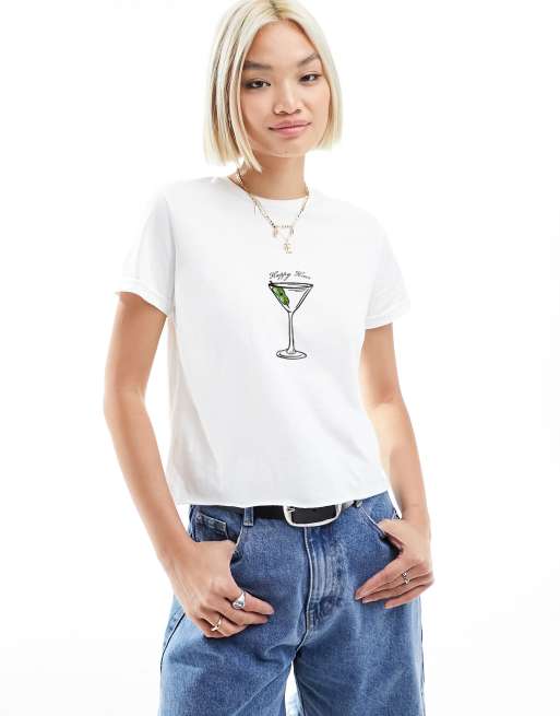 ASOS DESIGN – Knapp geschnittenes T-Shirt in Weiß mit „Happy Hour“-Grafikprint