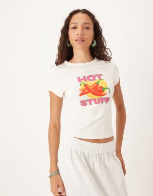 ASOS DESIGN - Knapp geschnittenes T-Shirt in Weiß mit „Hot Stuff"-Chili-Print-Rosa