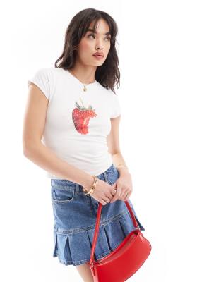 ASOS DESIGN – Knapp geschnittenes T-Shirt in Weiß mit Hotfix-Erdbeer-Grafikprint