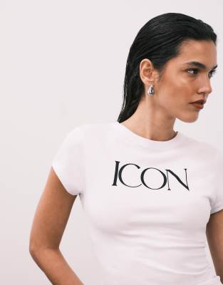 ASOS DESIGN - Knapp geschnittenes T-Shirt in Weiß mit Icon-Slogan-Print