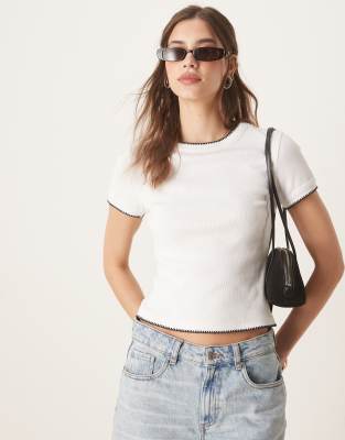 ASOS DESIGN - Knapp geschnittenes T-Shirt in Weiß mit Languettennaht