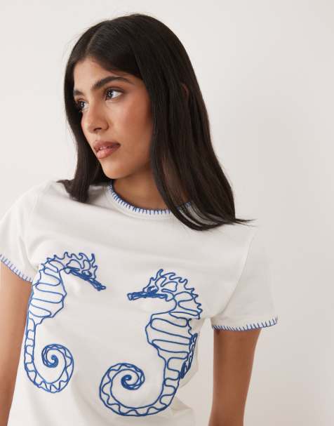 ASOS DESIGN – Knapp geschnittenes T-Shirt in Weiß mit Languettenstich und Seepferdchen-Stickerei - view 1