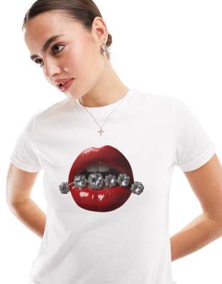 ASOS DESIGN - Knapp geschnittenes T-Shirt in Weiß mit Lippen- und Juwelen-Grafikprint