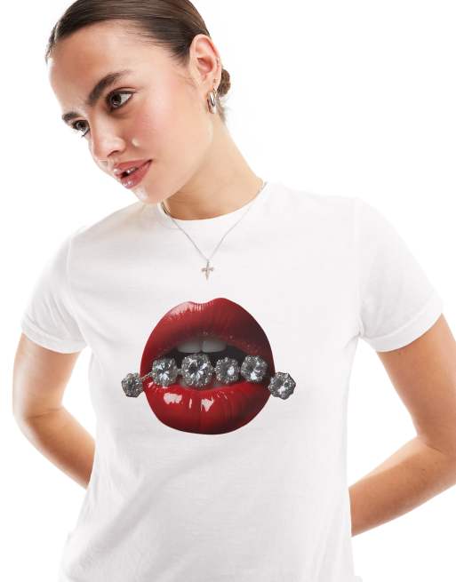 ASOS DESIGN – Knapp geschnittenes T-Shirt in Weiß mit Lippen- und Juwelen-Grafikprint