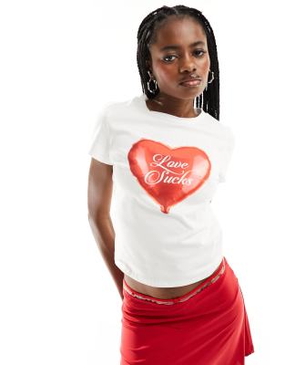 ASOS DESIGN - Knapp geschnittenes T-Shirt in Weiß mit „Love sucks"-Herzballon