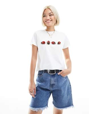 ASOS DESIGN - Knapp geschnittenes T-Shirt in Weiß mit Marienkäfer-Grafikprint