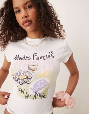 ASOS DESIGN - Knapp geschnittenes T-Shirt in Weiß mit Meeresfrüchte-Grafikprint