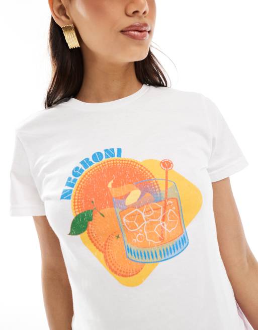 ASOS DESIGN Knapp geschnittenes T Shirt in WeiB mit Negroni und Cocktail Grafikprint
