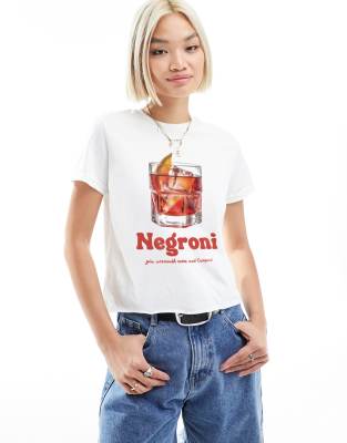 ASOS DESIGN - Knapp geschnittenes T-Shirt in Weiß mit „Negroni"- und Cocktail-Grafikprint