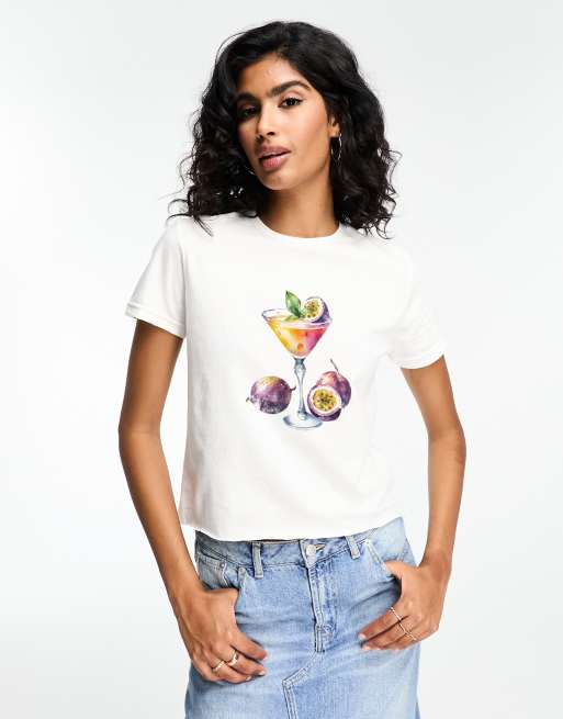 ASOS DESIGN – Knapp geschnittenes T-Shirt in Weiß mit Passionsfruchtcocktail-Print