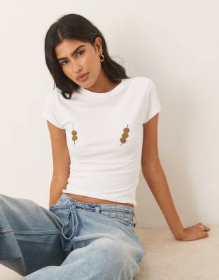 ASOS DESIGN - Knapp geschnittenes T-Shirt in Weiß mit platziertem Oliven-Grafikprint