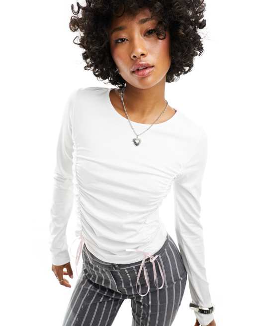 ASOS DESIGN – Knapp geschnittenes T-Shirt in Weiß mit Rüschen und Bandschleifen