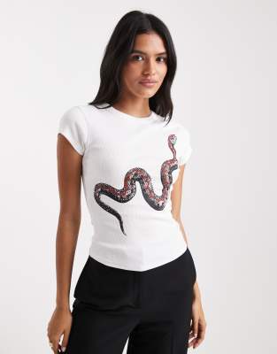 ASOS DESIGN - Knapp geschnittenes T-Shirt in Weiß mit Halloween-Schlangen-Print
