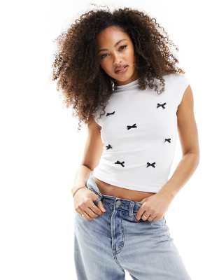 ASOS DESIGN – Knapp geschnittenes T-Shirt in Weiß mit Schleifenmuster