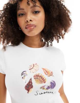 ASOS DESIGN - Knapp geschnittenes T-Shirt in Weiß mit „Seashell"-Grafikprint