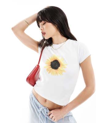 ASOS DESIGN - Knapp geschnittenes T-Shirt in Weiß mit Sonnenblumen-Grafikprint