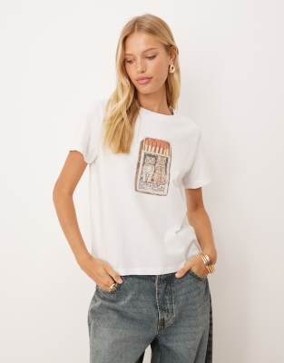 ASOS DESIGN - Knapp geschnittenes T-Shirt in Weiß mit Streichholzschachtel-Tigergrafik und lockerem Schnitt