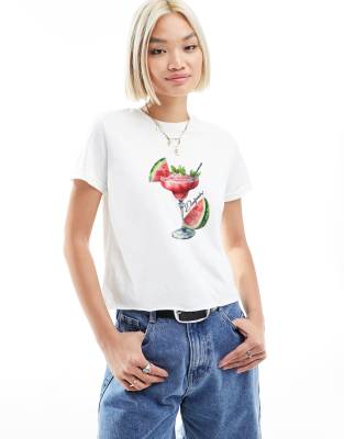 ASOS DESIGN - Knapp geschnittenes T-Shirt in Weiß mit Wassermelonen-Cocktail-Grafik