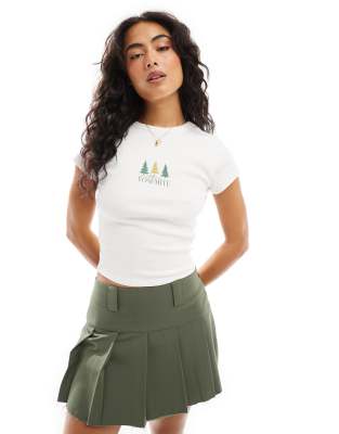 ASOS DESIGN - Knapp geschnittenes T-Shirt in Weiß mit „Yosemite"-Print