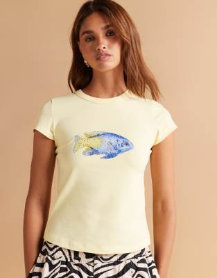 ASOS DESIGN - Knapp geschnittenes T-Shirt in Zitronengelb mit verzierter Fischgrafik