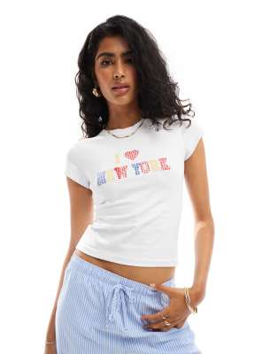 ASOS DESIGN - Knapp geschnittenes T-Shirt mit „I