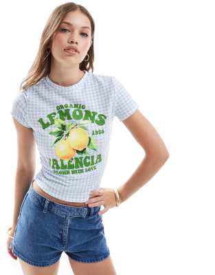 ASOS DESIGN - Knapp geschnittenes T-Shirt mit „Lemons"-Fruchtprint und blauem Vichy-Karo-Bunt