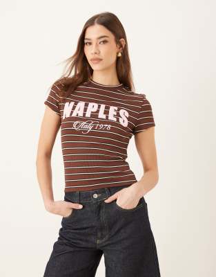 ASOS DESIGN - Knapp geschnittenes T-Shirt mit Streifenmuster und „Naples"-Print-Bunt