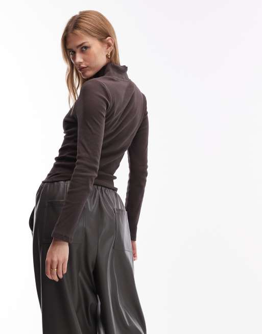ASOS DESIGN – Knapp und figurbetont geschnittenes Polohemd in Braun, 3 von 4