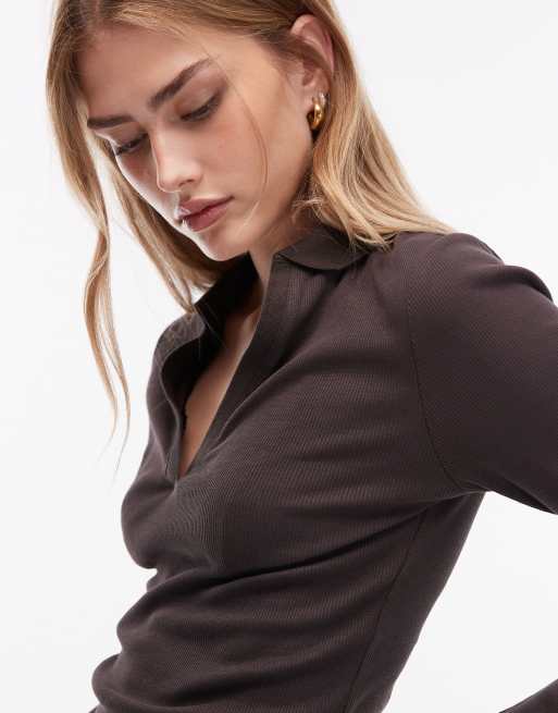 ASOS DESIGN – Knapp und figurbetont geschnittenes Polohemd in Braun, 4 von 4