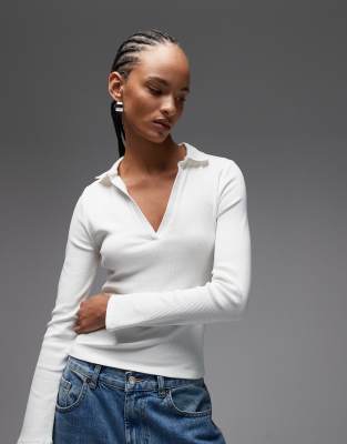 ASOS DESIGN - Knapp und figurbetont geschnittenes Polohemd in Cremeweiß