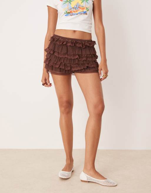 ASOS DESIGN – Knappe Shorts aus Spitze in Schokobraun mit Rüschen-Stufendesign, 2 von 5