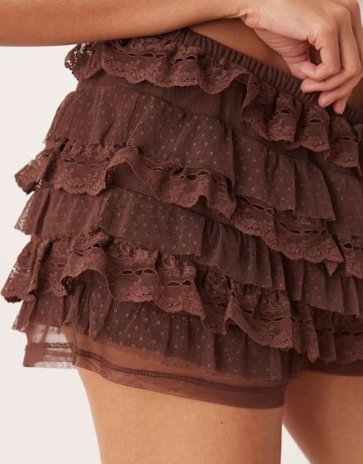 ASOS DESIGN – Knappe Shorts aus Spitze in Schokobraun mit Rüschen-Stufendesign, 3 von 5
