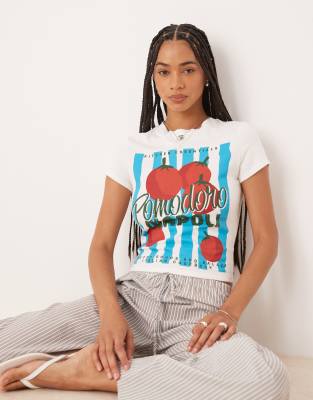 ASOS DESIGN - Knappes, kurz geschnittenes T-Shirt in Weiß mit Tomaten-Grafikprint