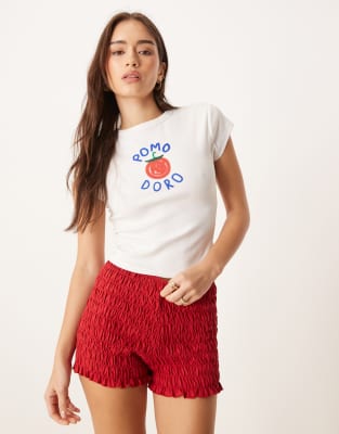 ASOS DESIGN - Knappes, kurz geschnittenes T-Shirt in Weiß mit Tomaten-Grafikprint