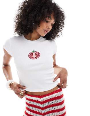 ASOS DESIGN – Knappes T-Shirt in Weiß mit Tomaten-Motiv aus Perlen - view 1