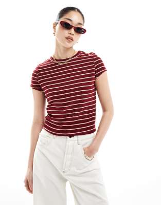 ASOS DESIGN - Knappes T-Shirt in Weinrot mit Streifen