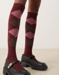 [ASOS DESIGN] ASOS DESIGN knee high socks with front argyle placement in burgundy-Red One Size BURGUNDY