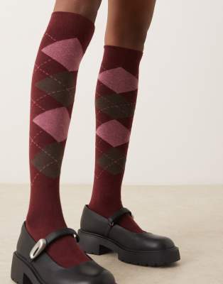 ASOS DESIGN - Kniehohe Socken in Burgunderrot mit Rautenmuster vorne