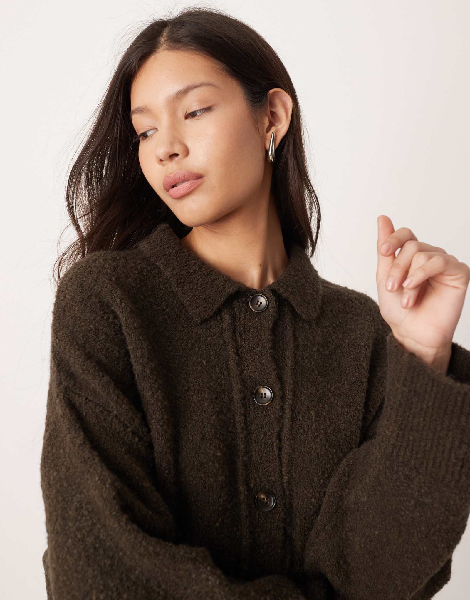 Дизайнерский вязаный кардиган-рубашка с воротником букле от ASOS и детализацией швов шоколадного цвета