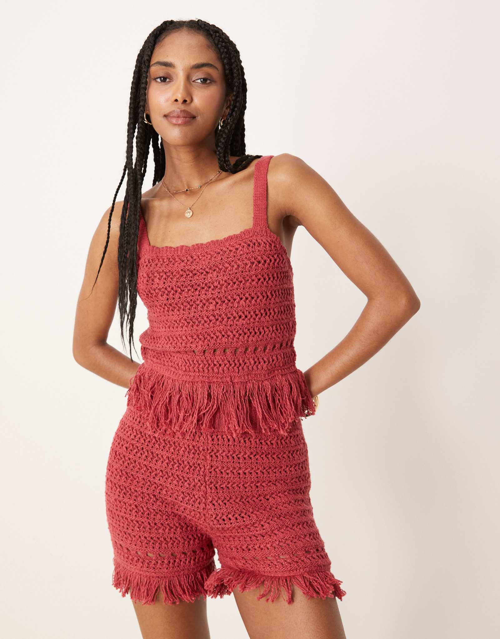 Дизайнерский трикотажный топ на бретелях ASOS, выполненный крючком, с бахромой по низу бордового цвета - часть комплекта