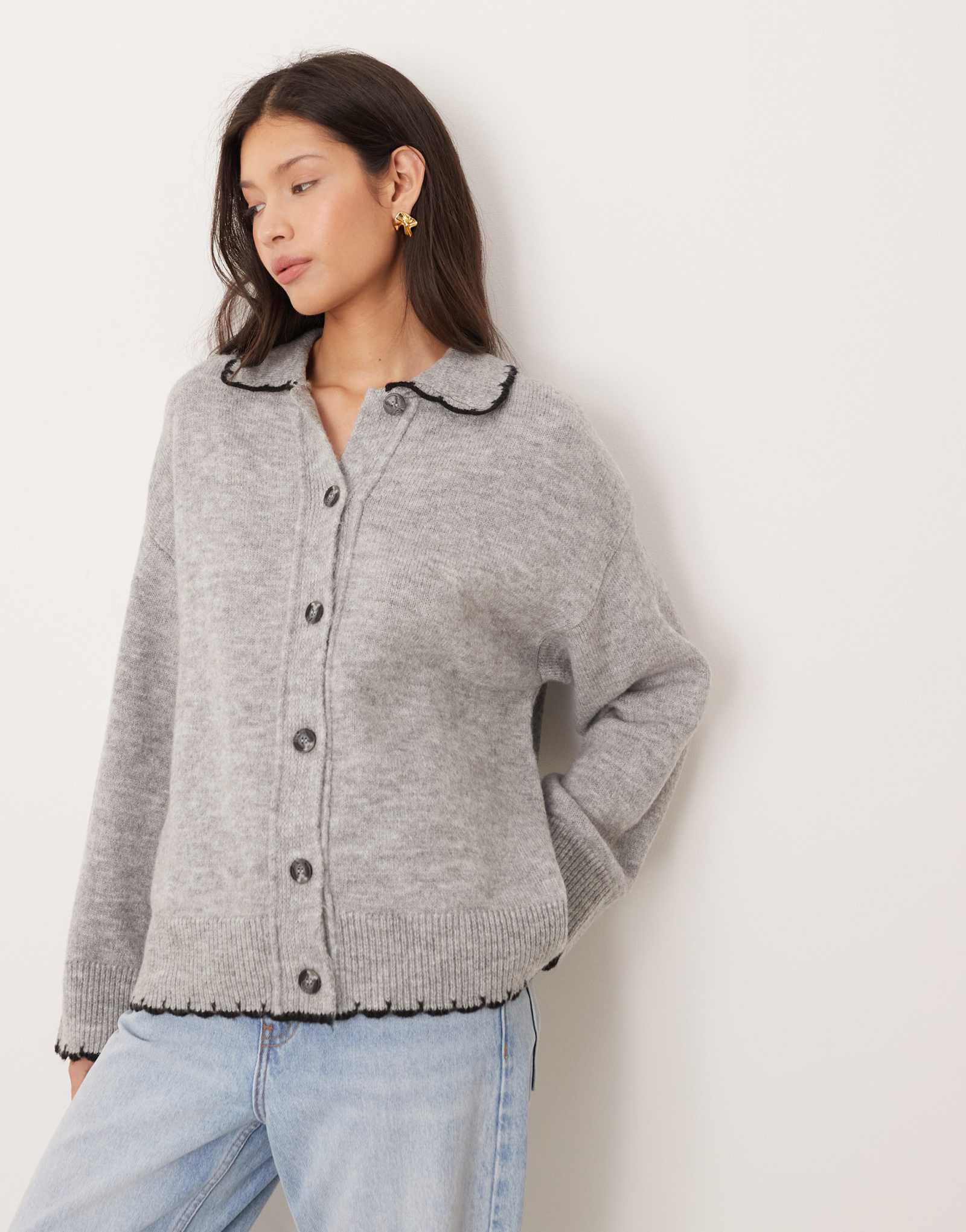 Дизайнерский вязаный кардиган-рубашка с воротником-стойкой ASOS DESIGN серого цвета с прострочкой 