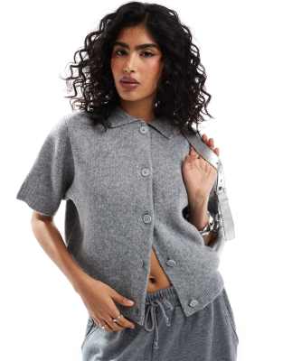 knit compact short sleeve shirt in gray